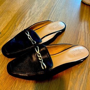 Naturalized mules flats